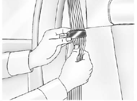 2. Place the guide over the belt and insert the two edges of the belt into the slots of the guide.